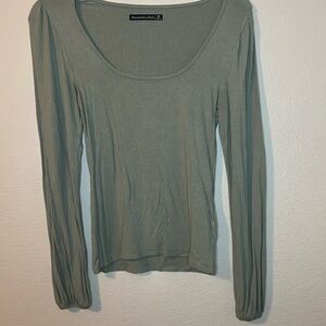 Women’s Medium Size Abercrombie & Fitch long sleeve shirt. In great condition!